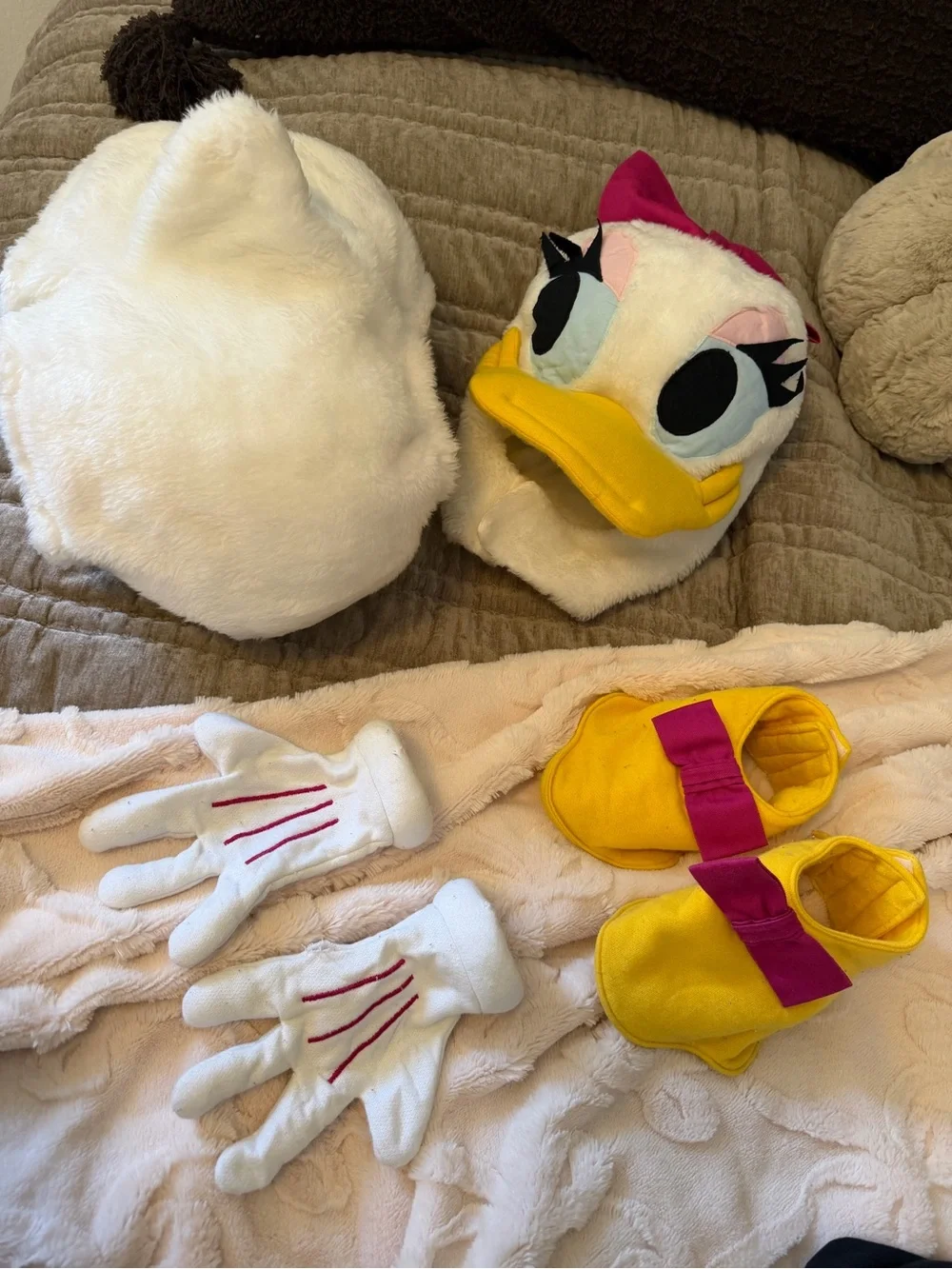 Daisy Duck Kids Costume Plush Set - Includes Headpiece, Gloves & Shoe Covers 4/5